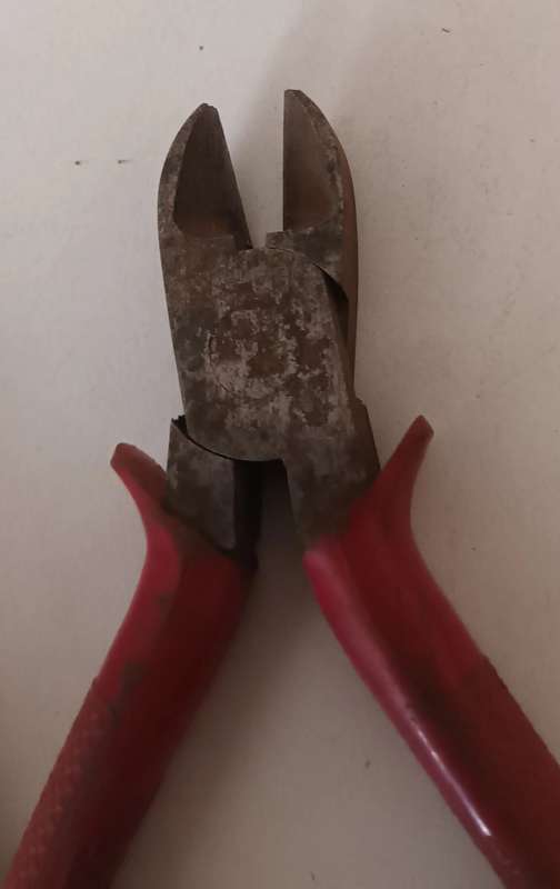 2x Side Cutter Pliers.