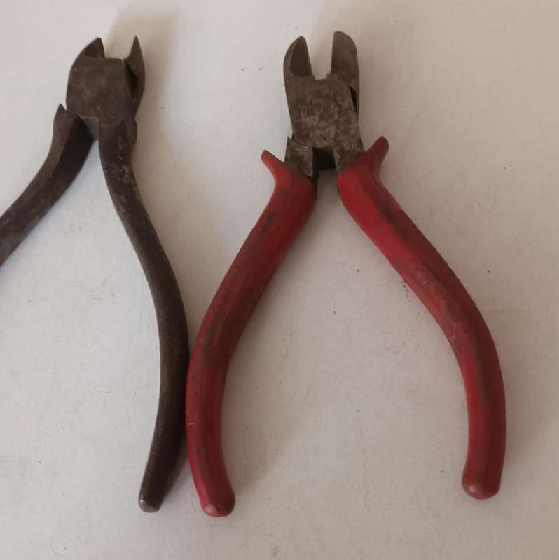 2x Side Cutter Pliers.