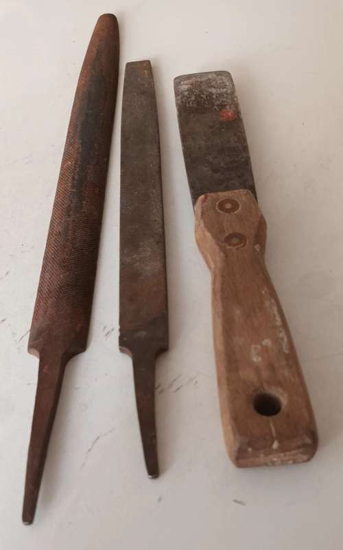 2x Steel Files and Scraper.