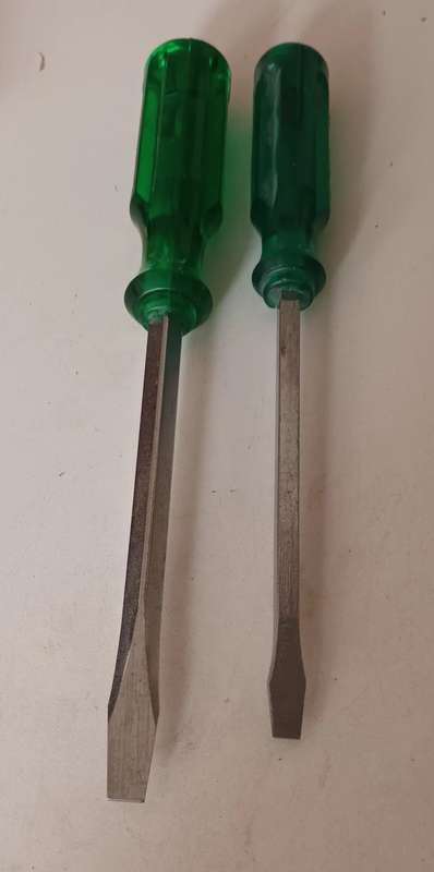 2x Screwdrivers.  Length 270x10mm &240x70mm.
