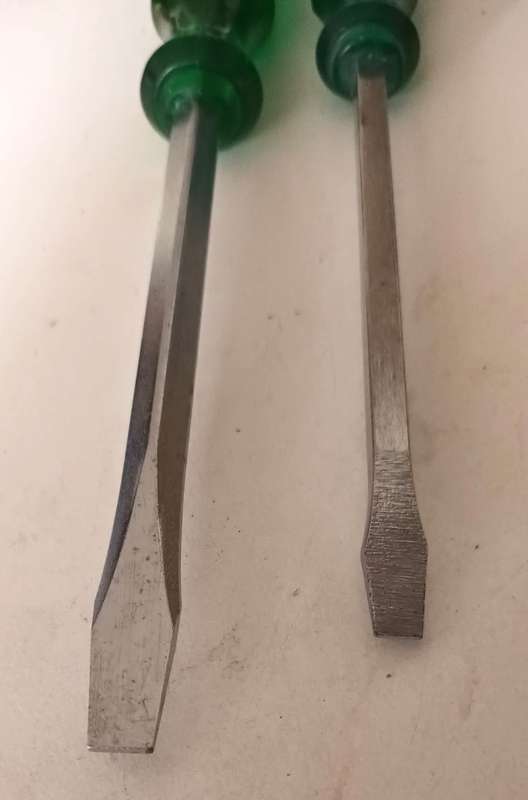 2x Screwdrivers.  Length 270x10mm &240x70mm.