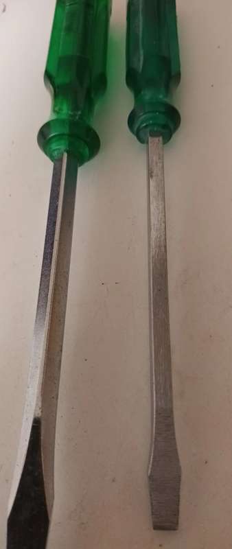 2x Screwdrivers.  Length 270x10mm &240x70mm.