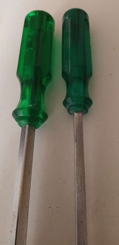 2x Screwdrivers.  Length 270x10mm &240x70mm.