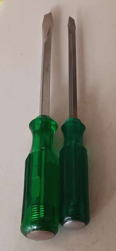 2x Screwdrivers.  Length 270x10mm &240x70mm.