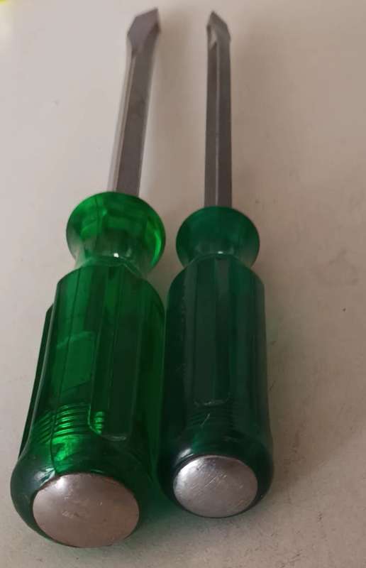 2x Screwdrivers.  Length 270x10mm &240x70mm.