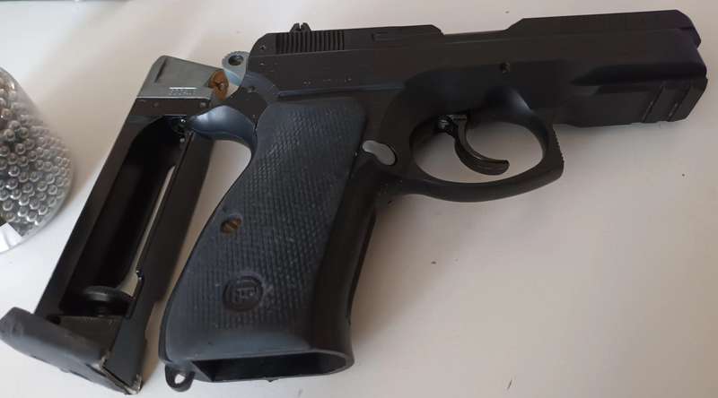 CZ 75 D COMPACT BB GUN WITH 1500 4.5MM STEEL BB'S.