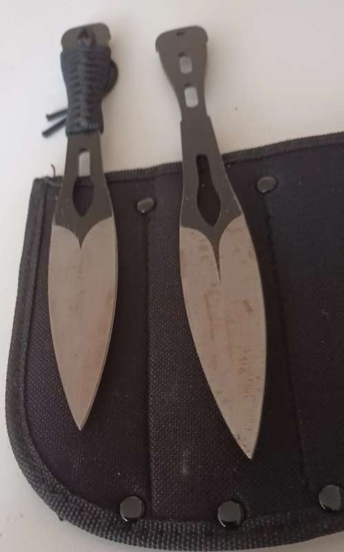 2x Throwing Knives in pouch.