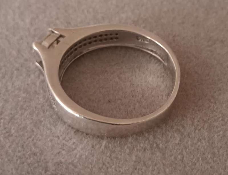 Stunning Sterling Silver Ring with CZ. Size S/9. (19.1mm)