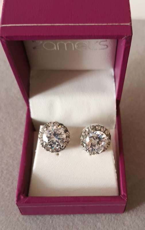 Stunning Clip-On Earrings.