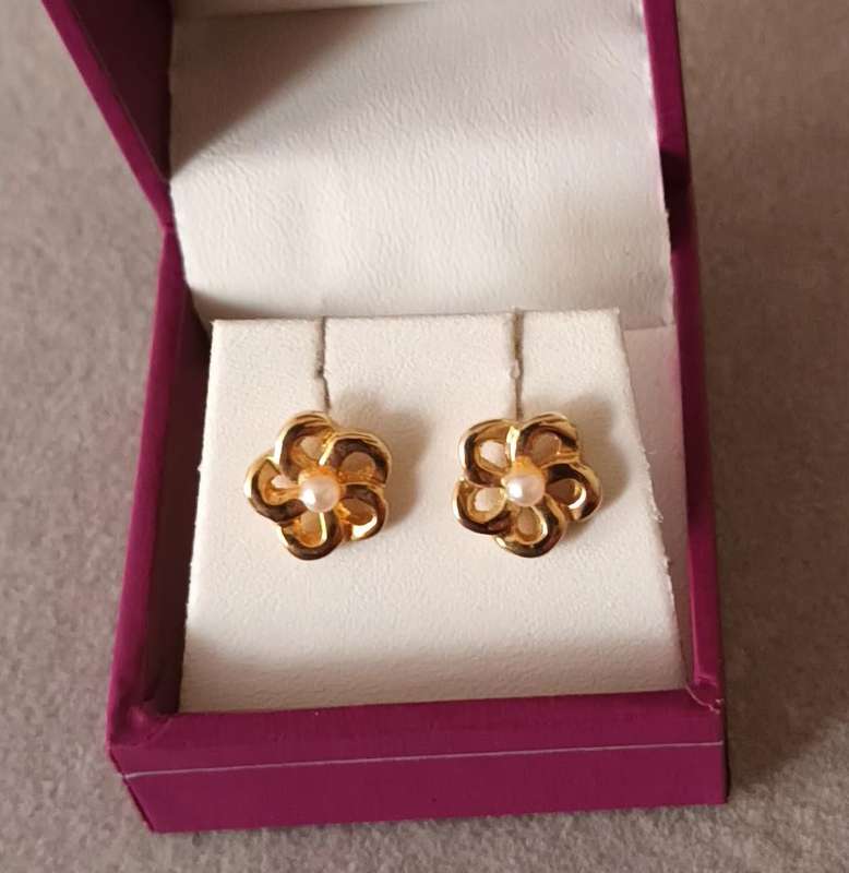 Stunning Gold-Plated Pearl Earrings.