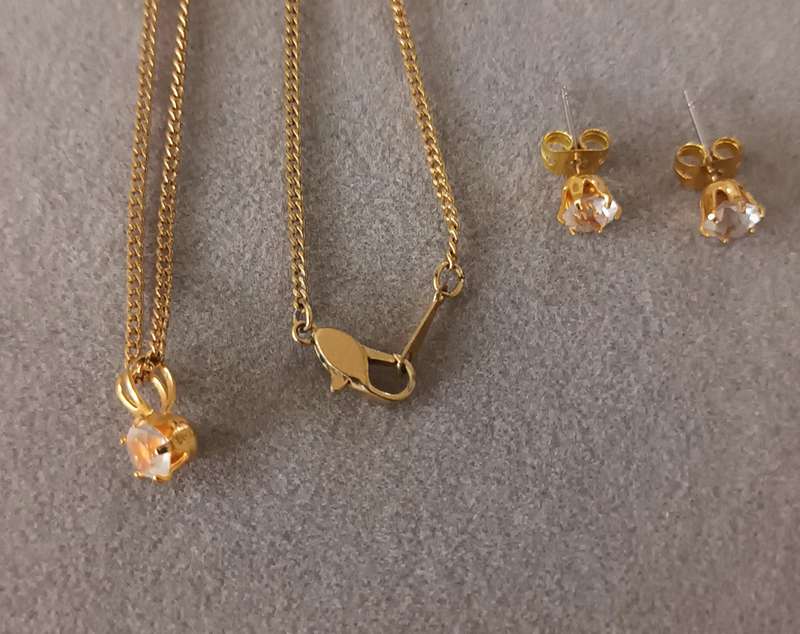Lovely Gold-Plated Jewellery Set. Necklace 50cm.