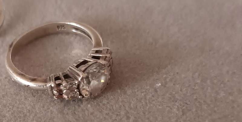 Lovely Sterling Silver Ring with CZ. Size L/5.75. (16.3mm)