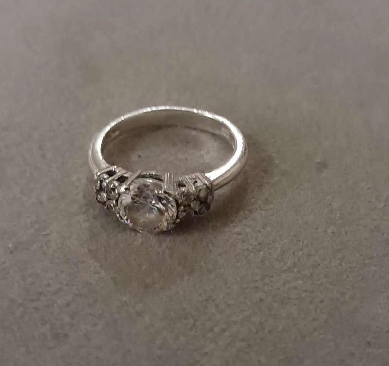 Lovely Sterling Silver Ring with CZ. Size L/5.75. (16.3mm)