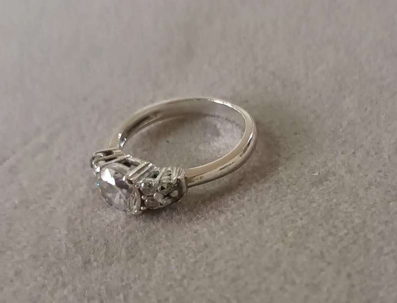 Lovely Sterling Silver Ring with CZ. Size L/5.75. (16.3mm)