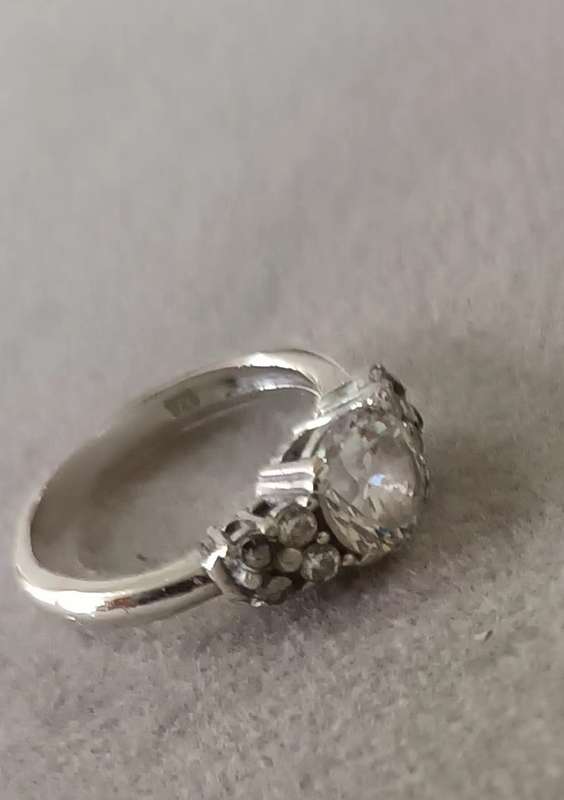 Lovely Sterling Silver Ring with CZ. Size L/5.75. (16.3mm)