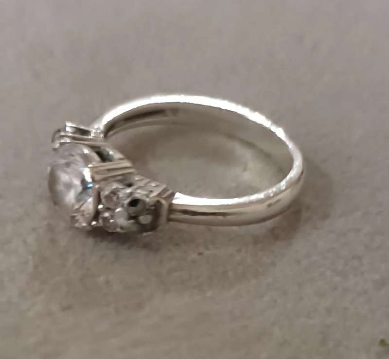Lovely Sterling Silver Ring with CZ. Size L/5.75. (16.3mm)