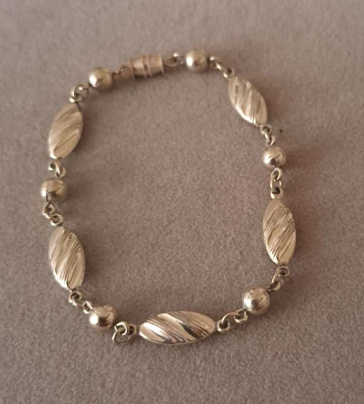 Stunning Sterling Silver Bracelet. Length 20cm. Width 8mm. 7.6g.