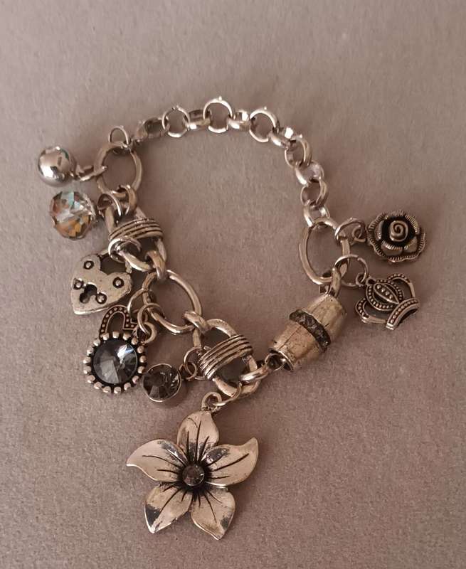 Stunning Bulky Fashion Bracelet. Length 20cm.