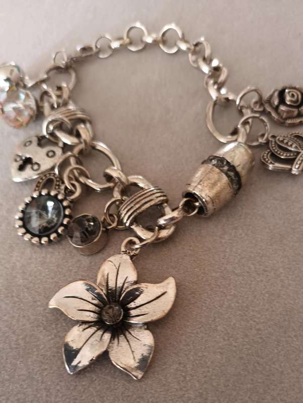 Stunning Bulky Fashion Bracelet. Length 20cm.