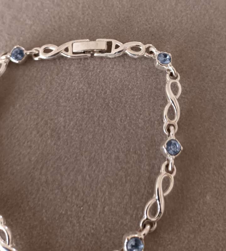 Stunning Infinity Bracelet. Length 19cm. New.