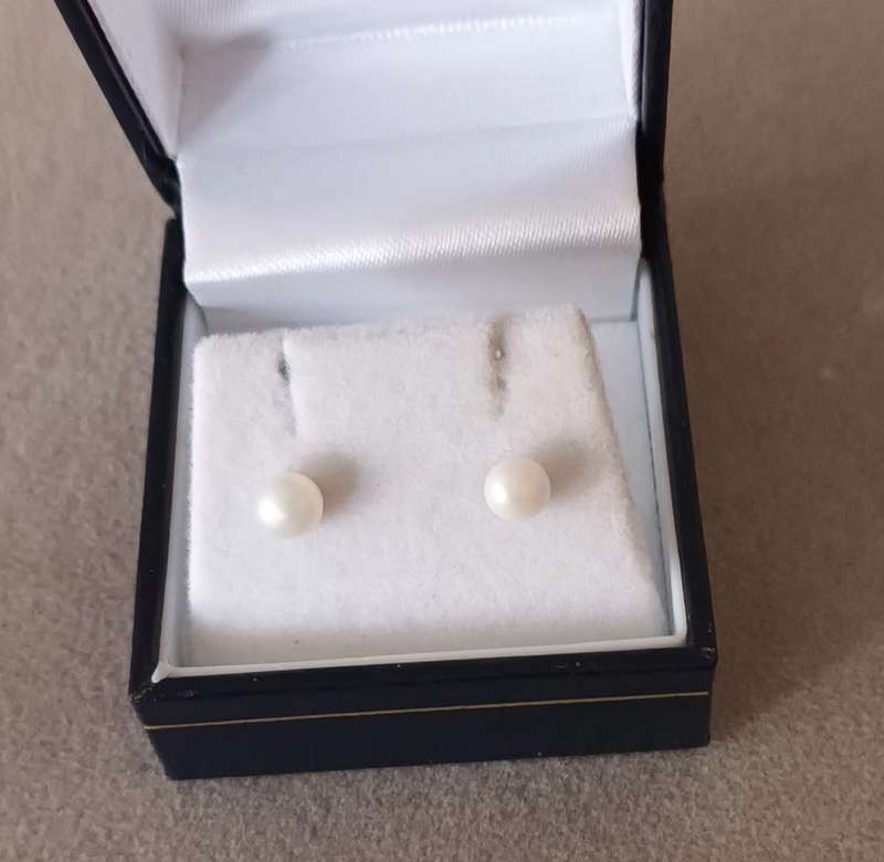 Lovely Sterling Silver Pearl Stud Earrings.