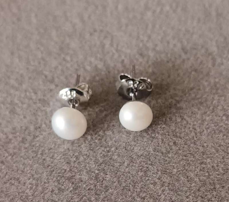 Lovely Sterling Silver Pearl Stud Earrings.