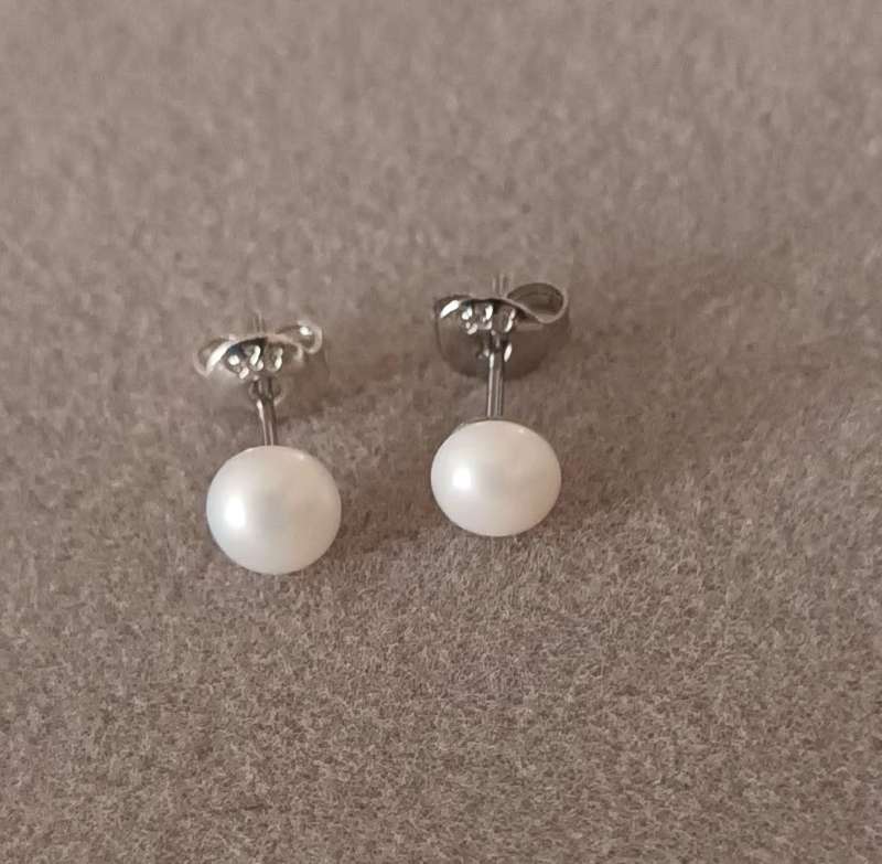 Lovely Sterling Silver Pearl Stud Earrings.
