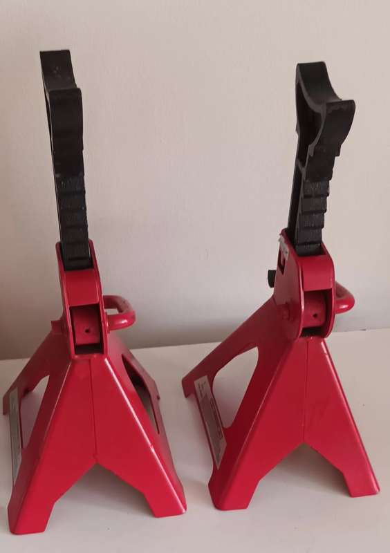 3 Ton Jack Stands x2. Like New.