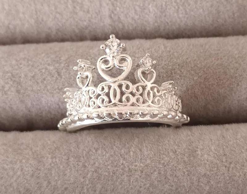 Beautiful Sterling Silver Ring. Size N.