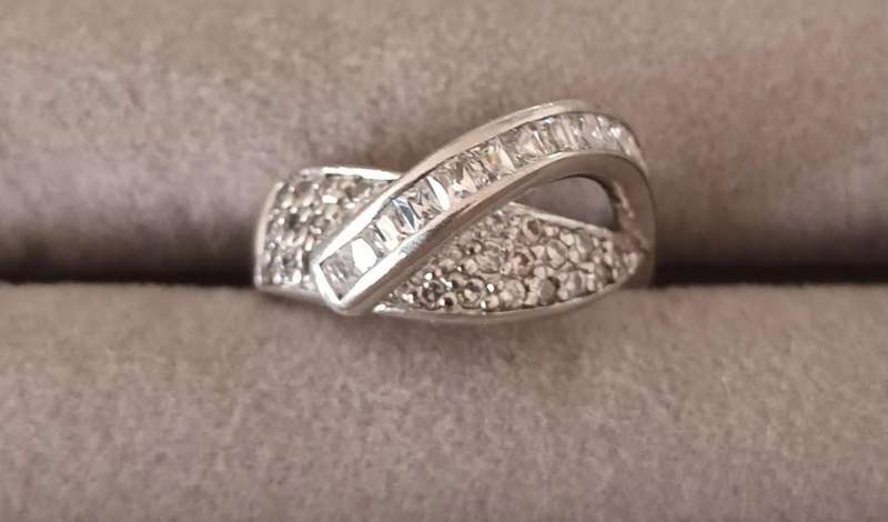 Lovely Sterling Silver Ring. Size P.