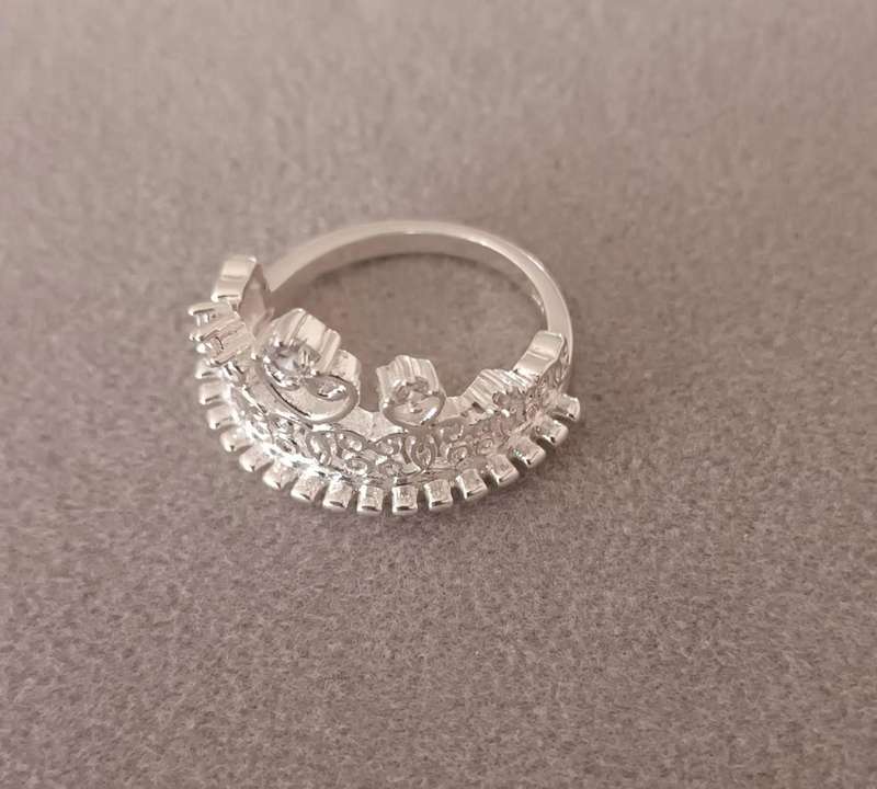 Beautiful Sterling Silver Ring. Size N.