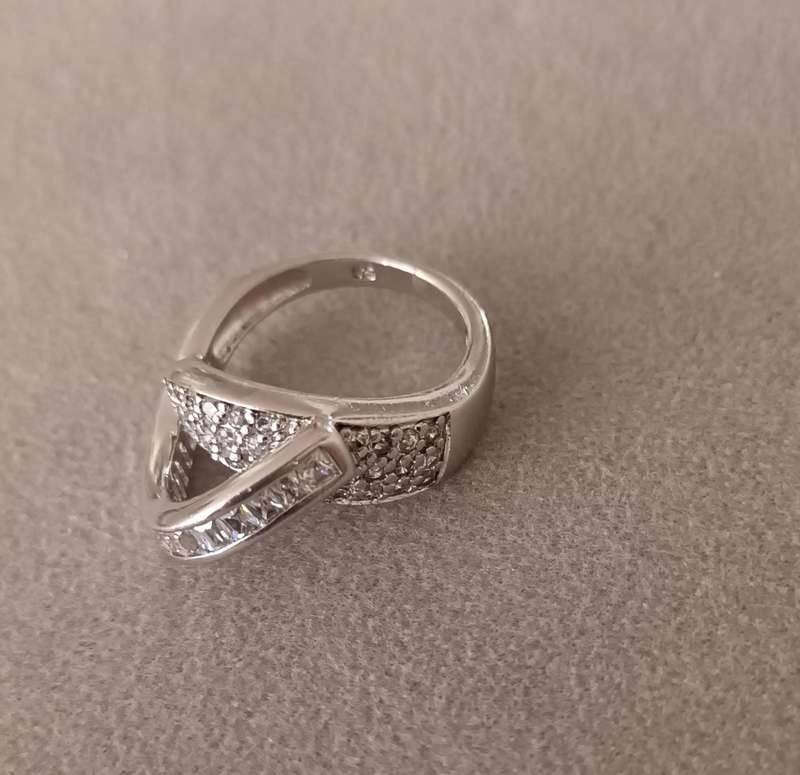 Lovely Sterling Silver Ring. Size P.