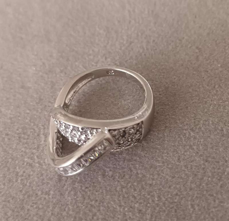 Lovely Sterling Silver Ring. Size P.