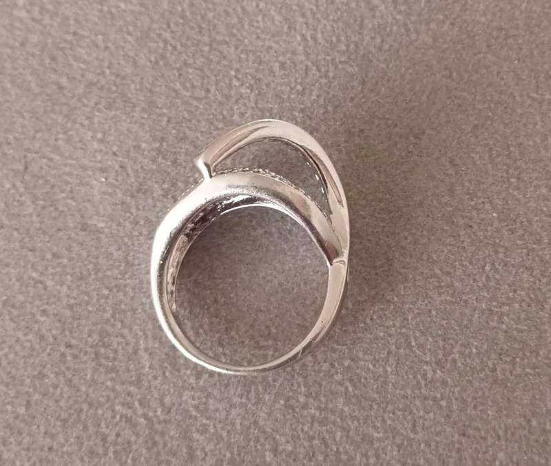Lovely Sterling Silver Ring. Size P.