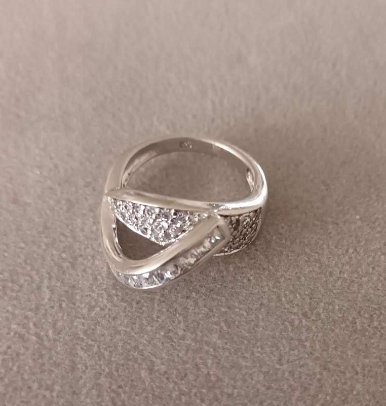 Lovely Sterling Silver Ring. Size P.