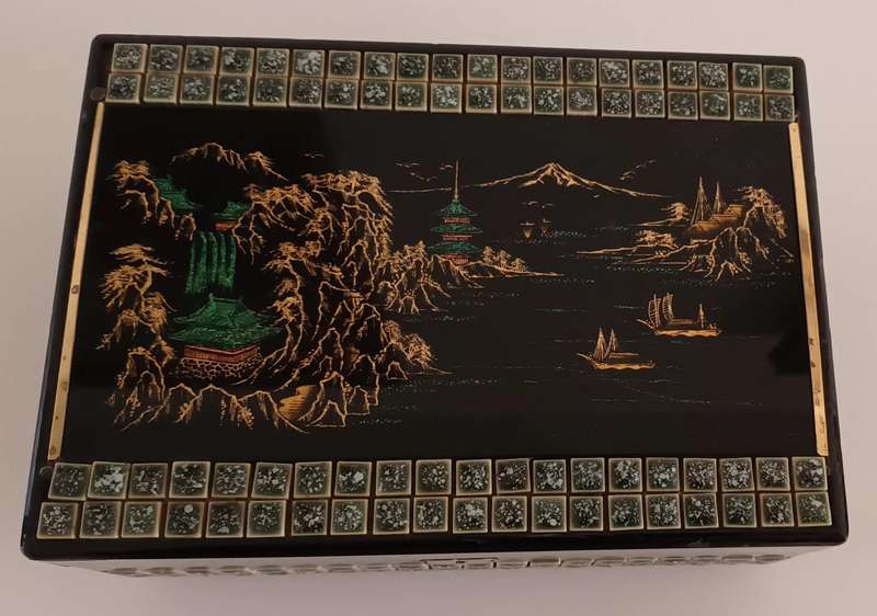 Stunning Vintage Wind-Up Musical Jewellery Box.