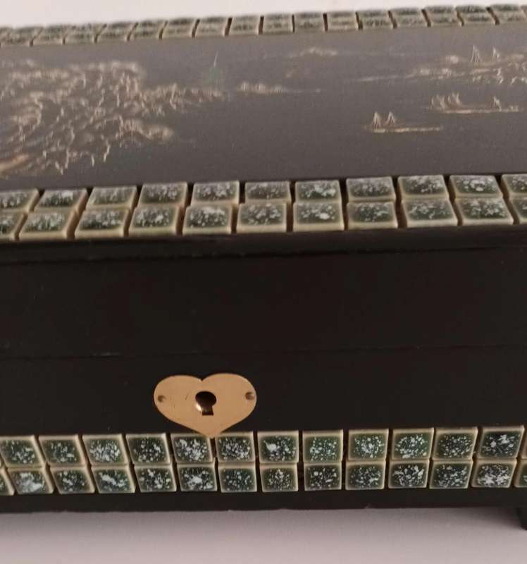 Stunning Vintage Wind-Up Musical Jewellery Box.