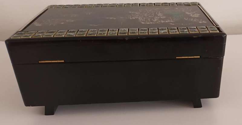 Stunning Vintage Wind-Up Musical Jewellery Box.