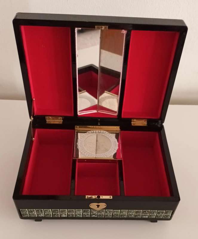Stunning Vintage Wind-Up Musical Jewellery Box.