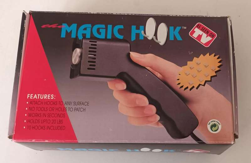 MAGIC HOOK. 8 HOOKS INCLUDED.