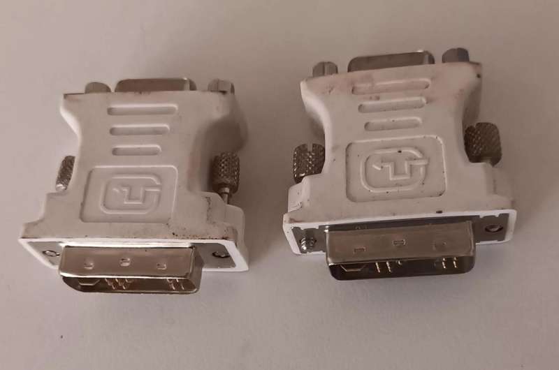 2x DVI-A (Analog) to VGA Adapters.