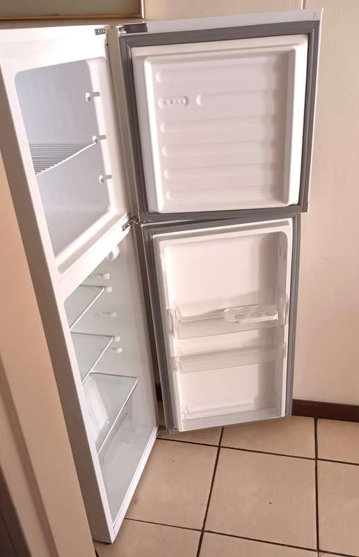 KIC 170 Liter Top Freezer Fridge KTF518-2WH. Like New. FOR COLLECTION ONLY!!!