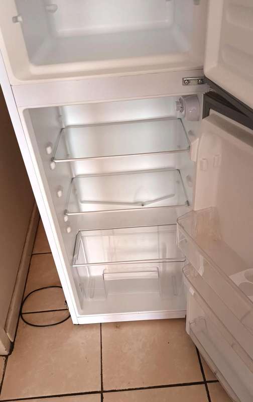 KIC 170 Liter Top Freezer Fridge KTF518-2WH. Like New. FOR COLLECTION ONLY!!!