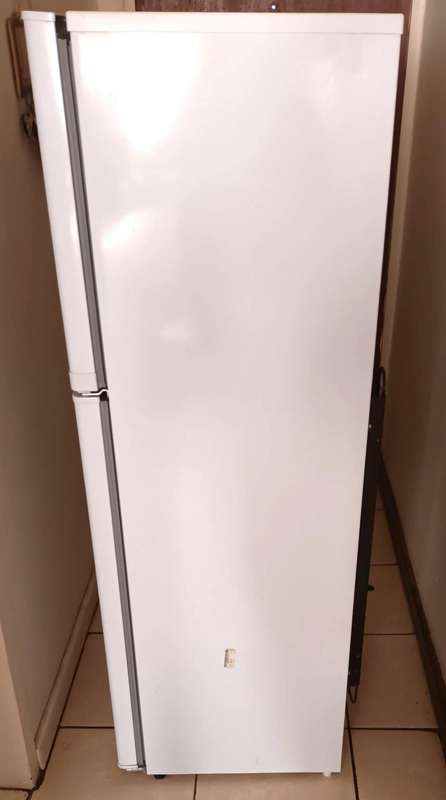 KIC 170 Liter Top Freezer Fridge KTF518-2WH. Like New. FOR COLLECTION ONLY!!!