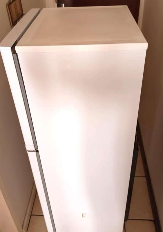 KIC 170 Liter Top Freezer Fridge KTF518-2WH. Like New. FOR COLLECTION ONLY!!!