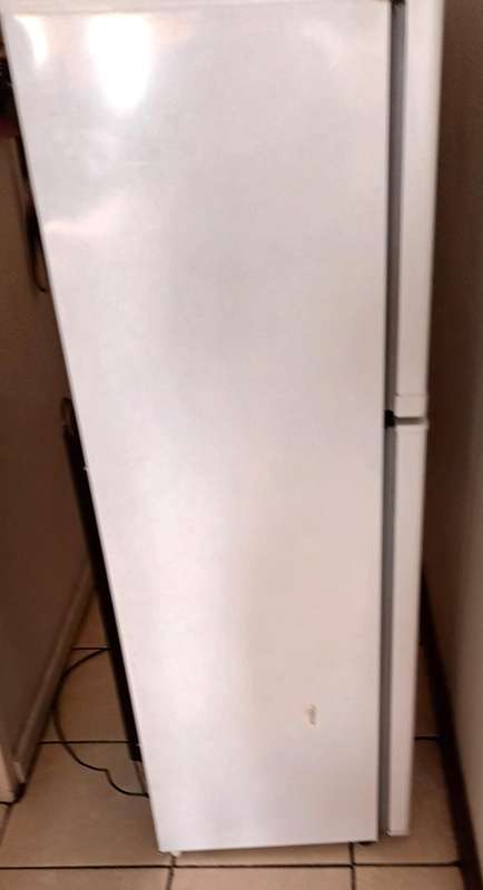 KIC 170 Liter Top Freezer Fridge KTF518-2WH. Like New. FOR COLLECTION ONLY!!!