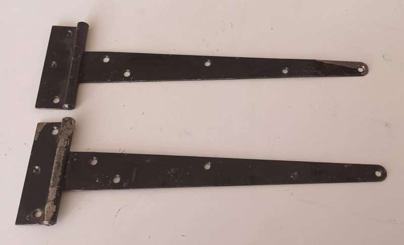 2x T- Hinges. Length 26cm. Width 8.3cm.