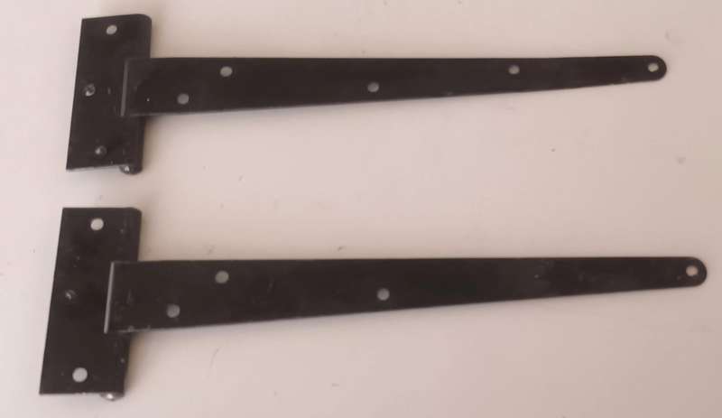 2x T- Hinges. Length 26cm. Width 8.3cm.