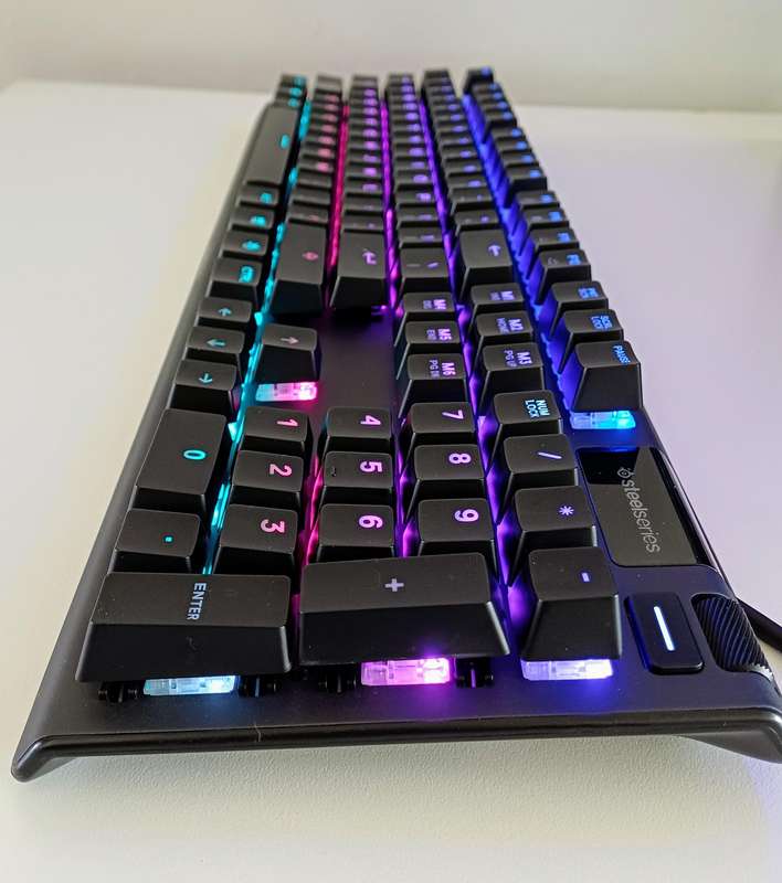 STEELSERIES APEX 5 Mechanical Gaming Keyboard.