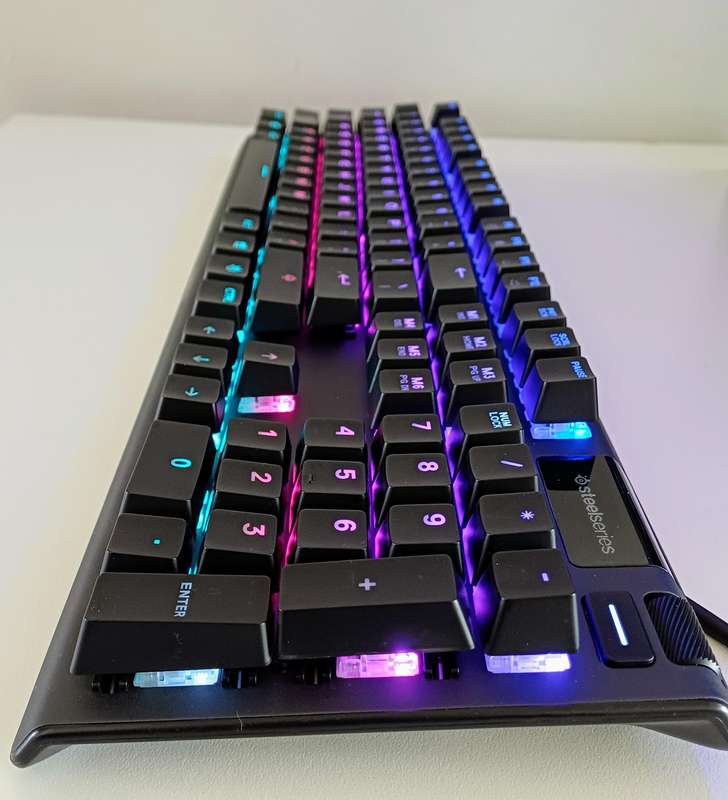 STEELSERIES APEX 5 Mechanical Gaming Keyboard.